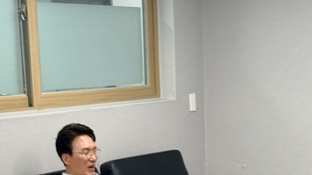 김민석 구두발 책상위 다리올린사진