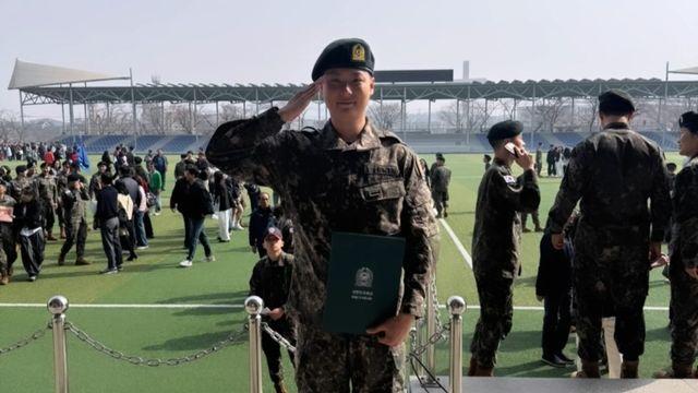 “가수로 다시 서려 한다” 광복절 다음날 만기 전역한 연예인, 깜짝 복귀 선언