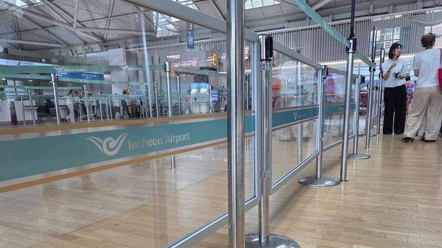 중국인 수십명 우르르 몰려가 새치기…인천공항, 결국 출국장 펜스 설치