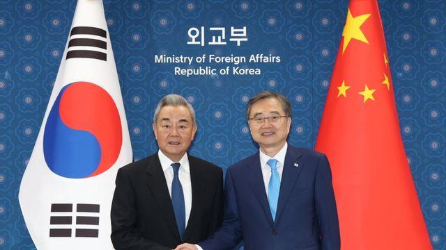中 왕이 “한반도 평화·안정에 건설적 역할 할 것…남북 공존 바라”