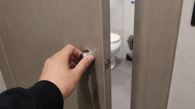 상가 화장실 쓸 때 '이 노하우' 알아두세요…화장실 덕후가 증명한 치트키입니다