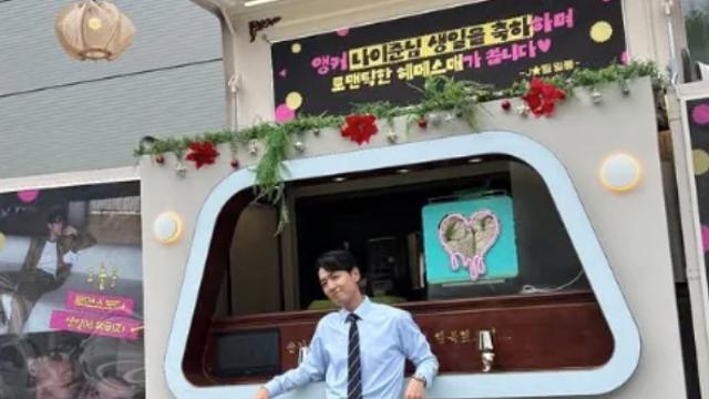 정경호, 수영과 결별 후 첫 SNS 근황… 생일 맞이 커피차 인증