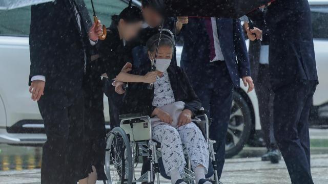 한학자 통일교 총재 1심 징역 2년…法 
