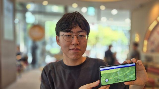 휴대폰과 두 손으로 태극마크…e풋볼 김도겸, AG 금빛 도전