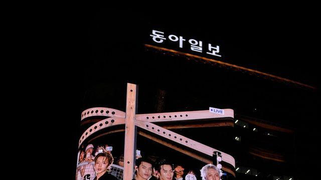 광화문 달군 82메이저의 ‘불꽃’…‘룩스’로 완성된 도심형 라이브