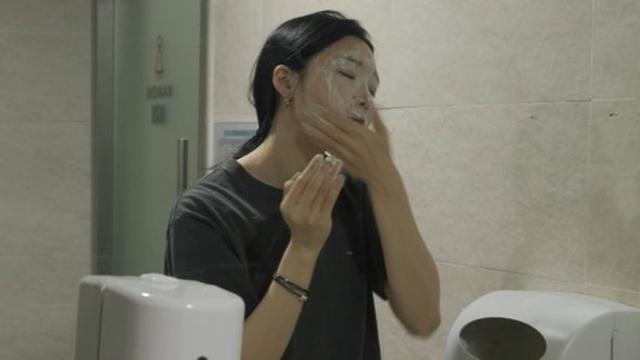 정은지, 아이돌인데 세상 ‘상여자’…공용 화장실서 벅벅 세수 (전참시)