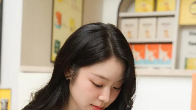 숏컷 변신 퀸연아, 다시 롱웨이브...청순·우아 [IS하이컷]