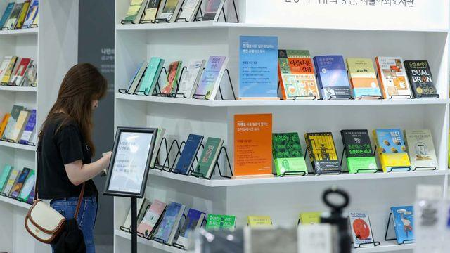 전체 성인은 역대 최저인데… 유독 20대만 손에서 놓지 않는 '이것'