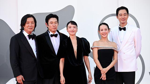 베니스 달군 ‘가능한 사랑’, 7분 기립박수…설경구·조인성 ‘감격 눈물’