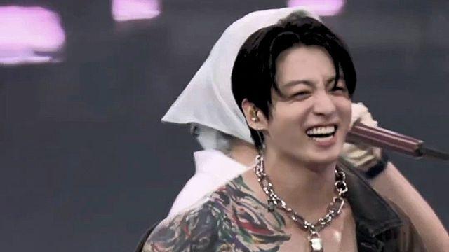 정국, 제이홉이 셔츠 벗기자 ‘에잇팩’…LA 함성 터뜨린 반전 몸