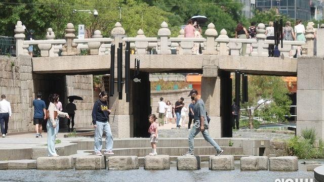 <오늘의 날씨> 청명한 가을 하늘⋯동쪽 한때 비