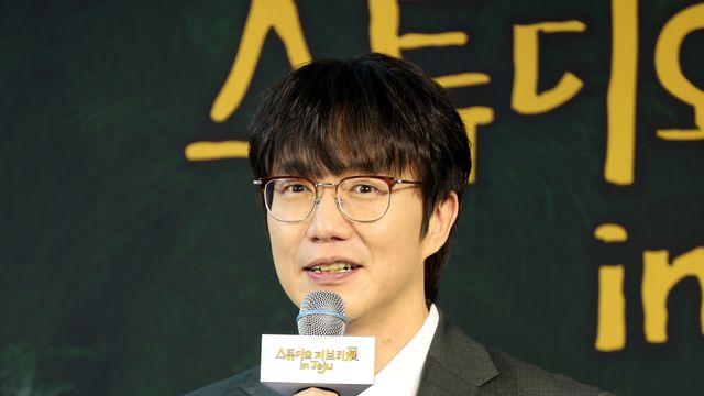 [왓IS] 성시경, 야외콘서트 후기 갑론을박 속… 양봉업자 모자 쓰고 팬들 챙겼다
