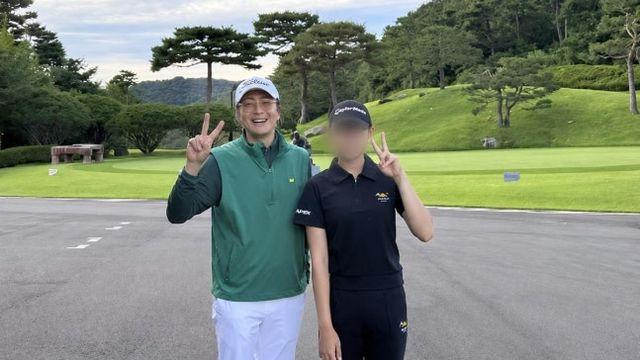 백발 된 배용준, 깜짝 라운딩 근황…은은한 미소는 여전 [왓IS]