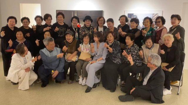 스팀다리미로 역사를 펴려는 사회에 맞서, 오월 어머니들의 주름이 말하는 진실