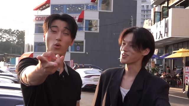 무대 밖 ‘관계성’에 입덕한다, K팝 승부처 된 ‘자컨 유니버스’
