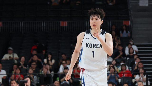 '천적' 이란 넘은 한국 농구, 12년 만에 결승행…이현중 26점 폭발