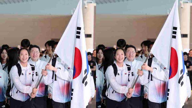 황당하네… 신유빈이 당당히 들고 간 '대형 태극기' 일본 입국장서 뺏겼다