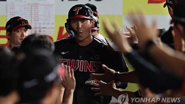 오지환, 2홈런·4타점 폭발…LG, 선두 kt 잡고 5연승 질주(종합)