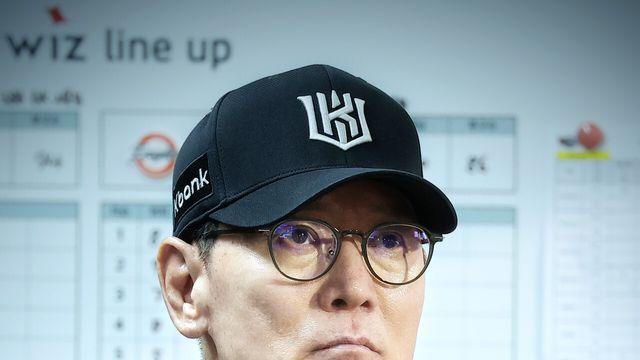 '선두 질주' KT 이강철 재계약 규모 관심…염경엽 30억 넘는 '역대급 대우' 받을까