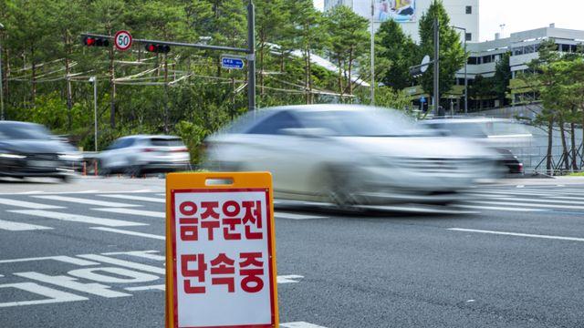 “음주 측정 거부하며 경찰 배 걷어차”…무면허 만취 운전 20대 징역형 집유