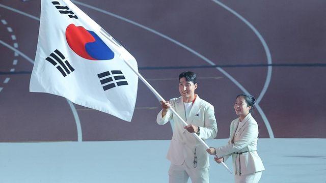 [나고야 2026]공항에선 못 들었던 태극기…신유빈, 개회식에선 당당히 앞세웠다