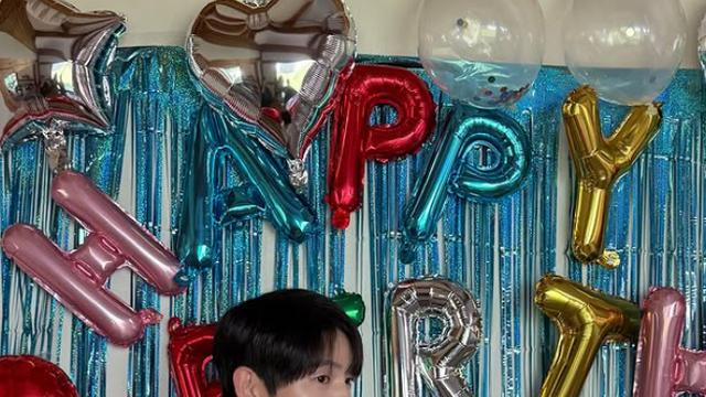 ‘케이티♥’ 송중기, 과자 가방 메고 생일 파티…애 둘 아빠의 소년미 [IS하이컷]