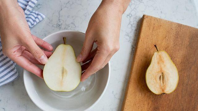 딱딱한 수입 배 종이봉투에 '이것' 넣고 두세요…며칠 뒤 목이 쑥 물러집니다