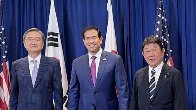 한미일 