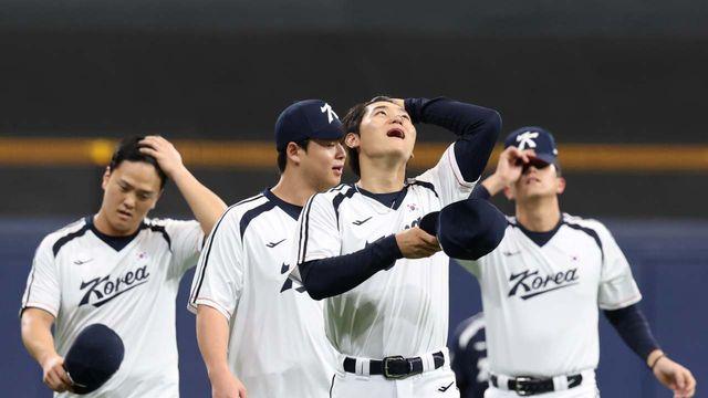 반쪽만 불 켜진 구장서 훈련… 대만전 앞둔 야구대표팀에 터진 황당한 악재