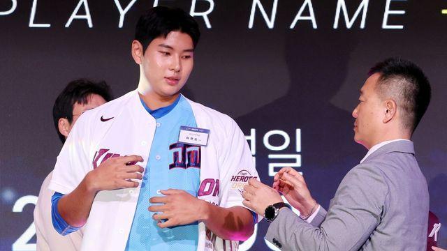 ‘전체 1순위’ 키움 유니폼 입은 하현승 “김도영 선배와 붙어보고 싶어요”