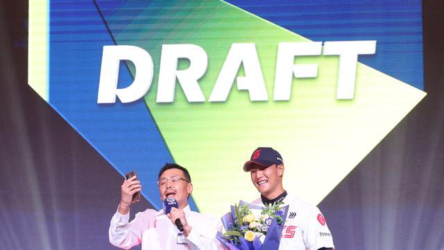 [2027 드래프트] 입담꾼 차 단장이 백기 들었다...롯데 박근서 아버지, '역대 최초' 아들 프로행 축하 공연