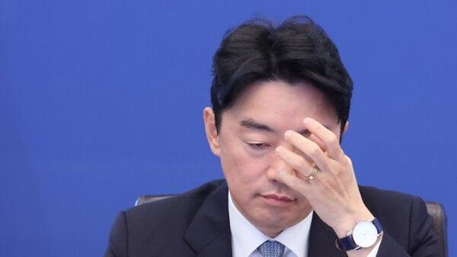 지지율 30%대 추락에 강훈식 사의…청와대, 쇄신 드라이브 불가피