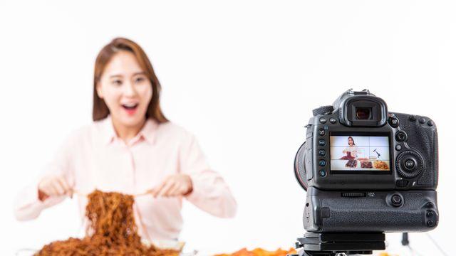 “많이 먹는 것도 안 된다?”…먹방 유튜버들 잇따라 수익 창출 ‘빨간불’