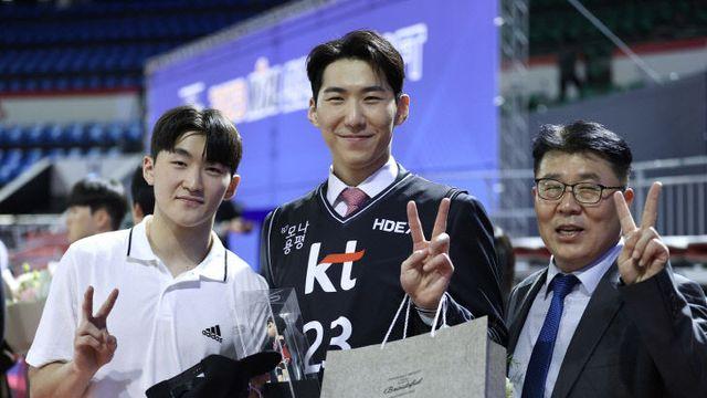 티켓도 숙소도 없었다…두 아들 결승 보러 일본행