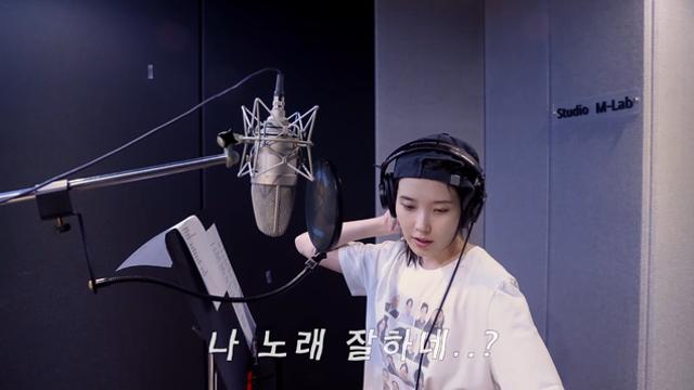아이유, 자기 노래 듣다 깜짝…“이번 앨범서 처음으로 ‘나 노래 잘하네?’”