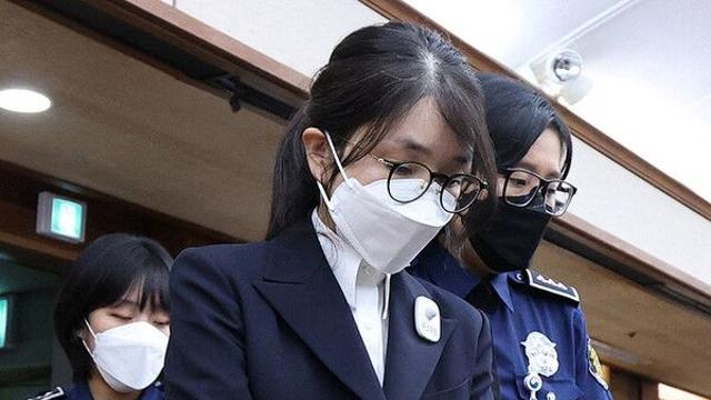 ‘매관매직 의혹’ 김건희 2심 징역 5년···‘바쉐론 시계’ 무죄로 2년 감형
