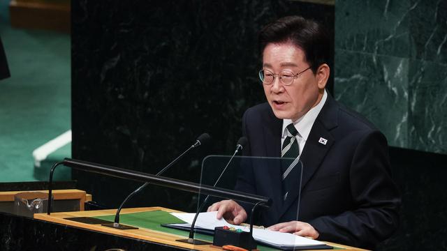 이재명·트럼프 30분간 정상회담... '핵잠수함 등 한미 간 협력 강화'하기로
