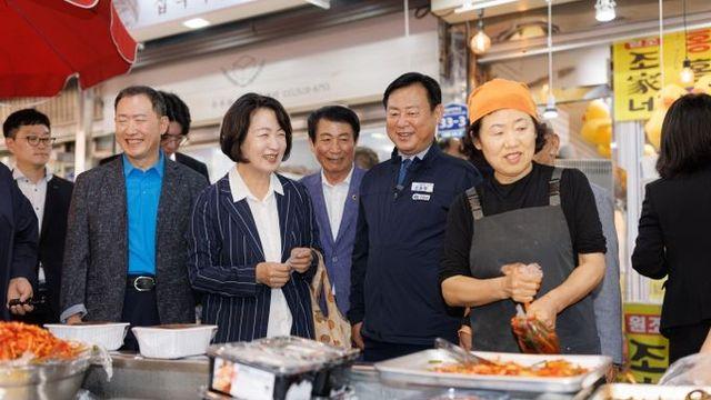 추석 앞두고 구리전통시장 찾은 추미애 지사 “민생위기 해결에 집중하고 있어. 전통시장 활기 찾을 수 있도록 노력”
