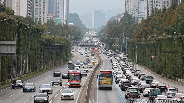 추석연휴 전날 고속도로 벌써 정체…서울→부산 최대 7시간30분