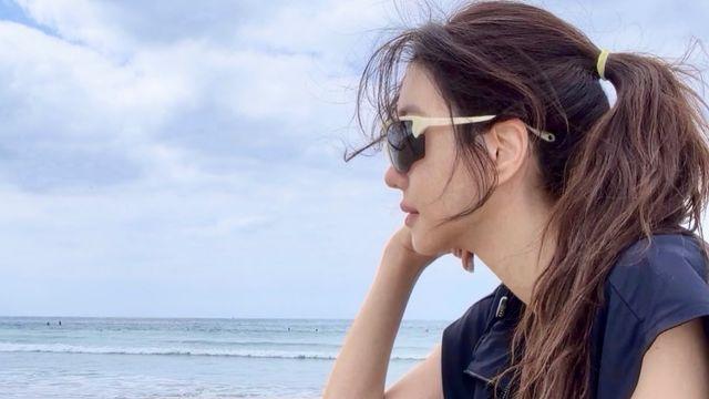 48세 나이 맞아?...해변서 여유로운 일상 근황 전한 '여자 연예인'