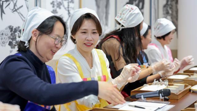 김혜경 여사, 뉴욕서 송편 빚기…
