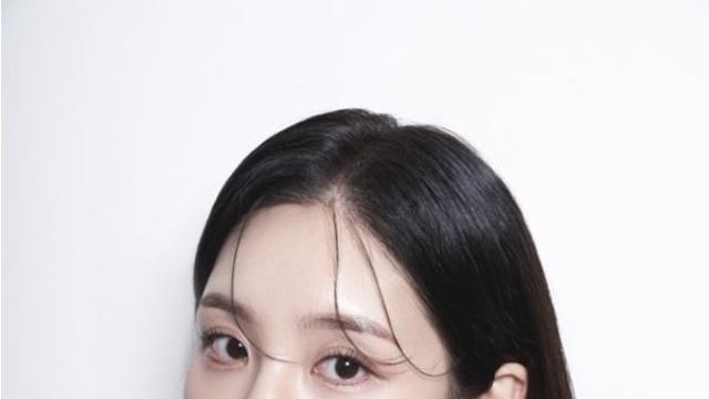우아함에 개성을 더한 붙임머리의 새로운 기준