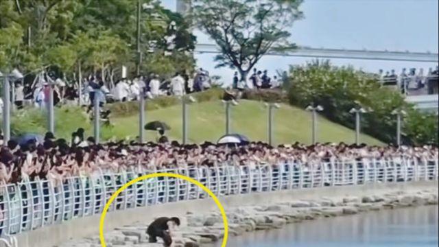 부캉이 찍다 폰 '풍덩'…물속 손 넣고 뒤적이더니 '경악' [영상]
