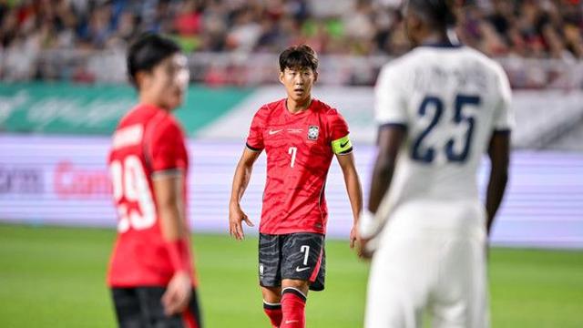 손흥민 진짜 미쳤다! 각도가 없는 곳에서 이 정도 프리킥을! 환상적인 A매치 57호골, 한국 2-0 에콰도르 (후반 진행 중)