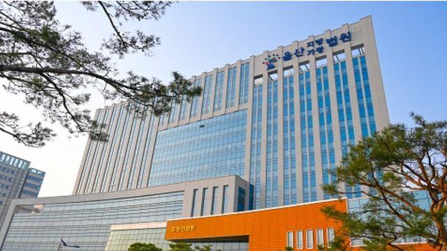 “인상 쓴다” 종업원 때리고 출동 경찰도 폭행… 60대 징역형