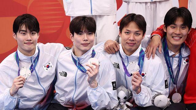 [아시안게임] 남자 계영 400ｍ, 일본 제치고 역전 은메달…한국 은3·동2(종합)