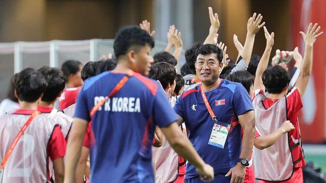 [아시안게임] 막강전력 北여자축구팀 감독 