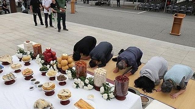 북녘 향해 절하고 상어도 보고…성묘·관광객들 북적