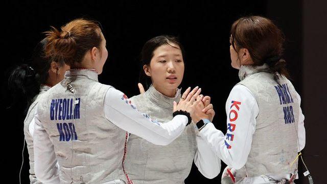 27-22서 뒤집혔다…女플뢰레, 일본에 1점 차 역전패 은메달