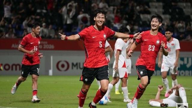 결승골 완벽한 기점, 세트피스 추가골까지… ‘PL 출신 센터백’ 김지수의 든든한 활약